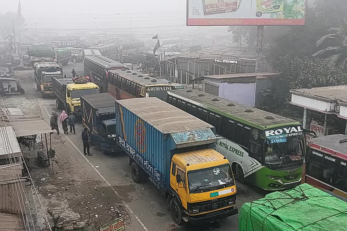 Dense fog halts Daulatdia-Paturia ferries, service resumes after 7 hours