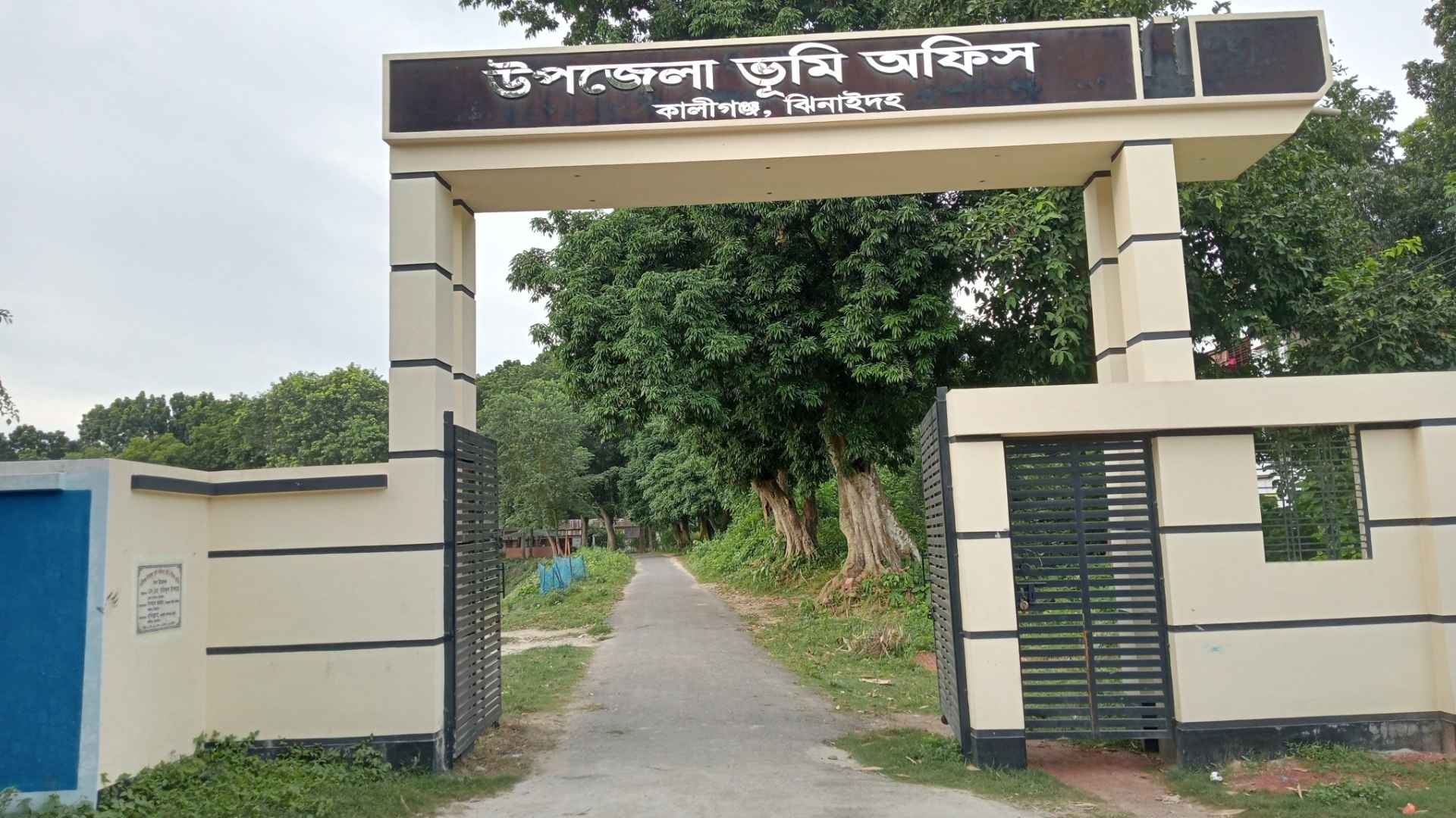 Thieves break window of Jhenaidah land office, steal 300,000 taka