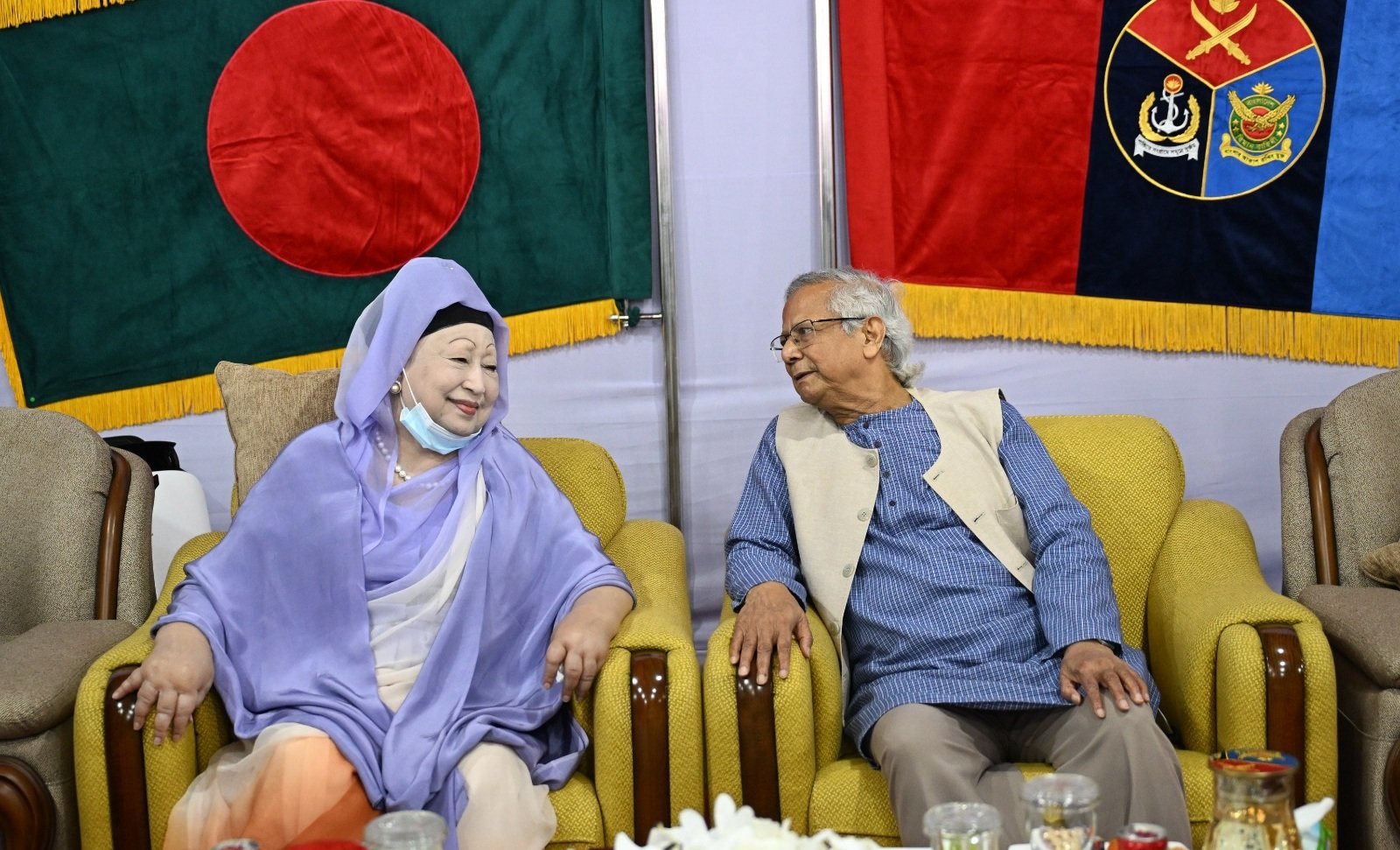Khaleda Zia and Yunus exchange pleasantries at Senakunja event