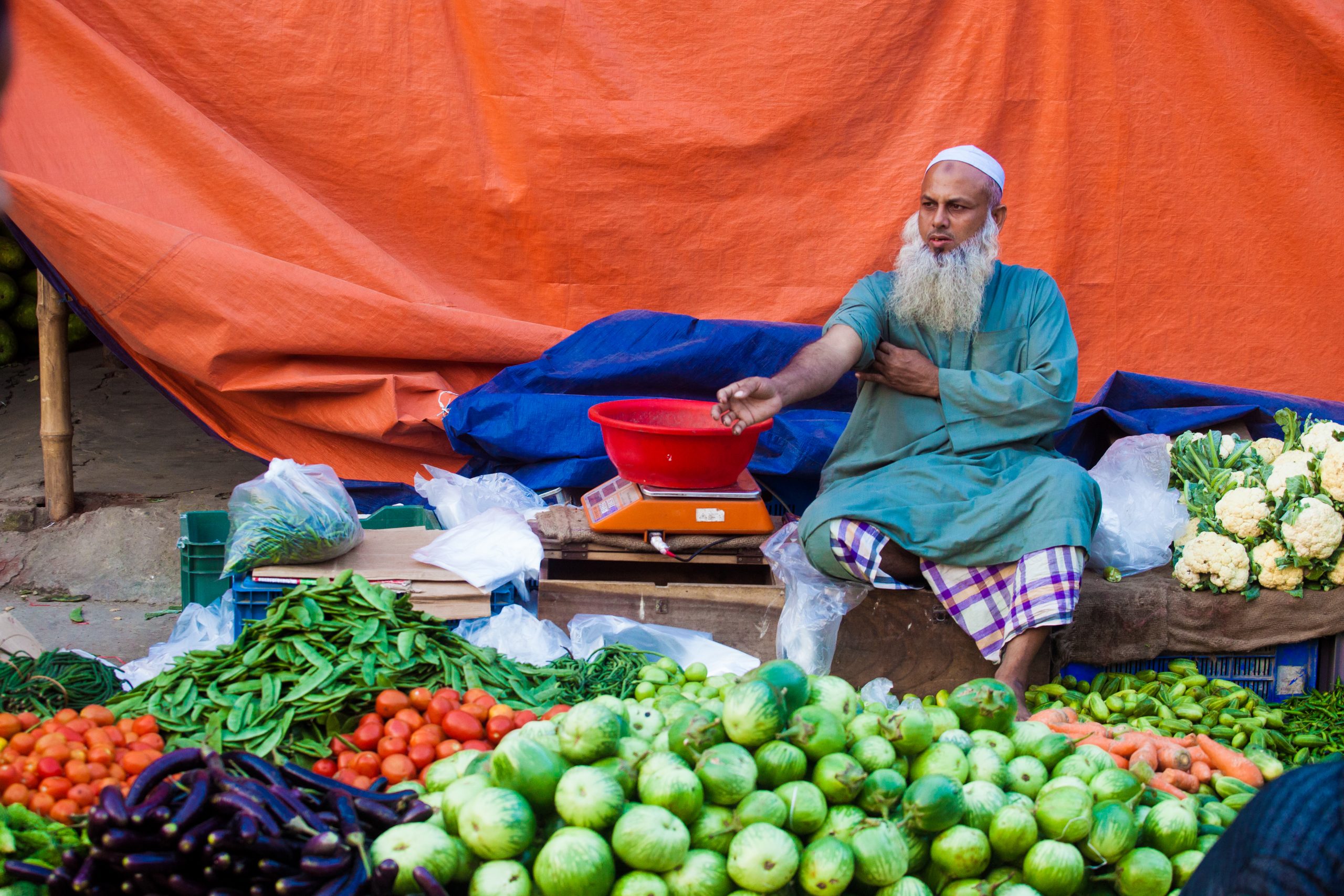 Dhaka kitchen market prices rise again, with vegetables and cardamom up sharply