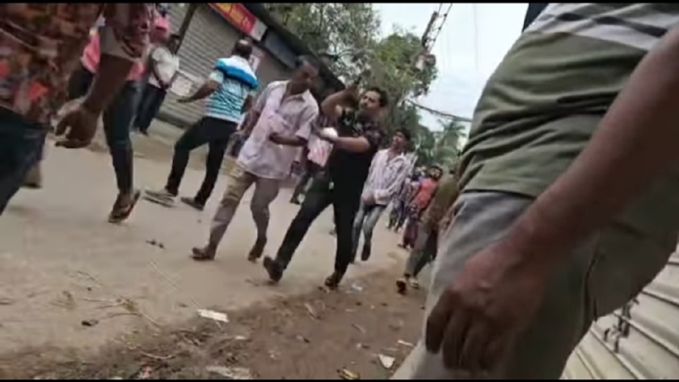 Clashes between two volunteer groups in Rupganj leave 16 injured.