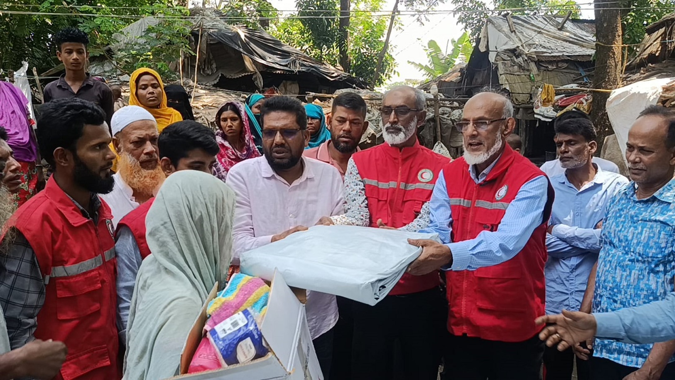 নাজিরপুরে রেডক্রিসেন্টের উদ্যোগে বন্যায় ক্ষতিগ্রস্তদের সহায়তা প্রদান