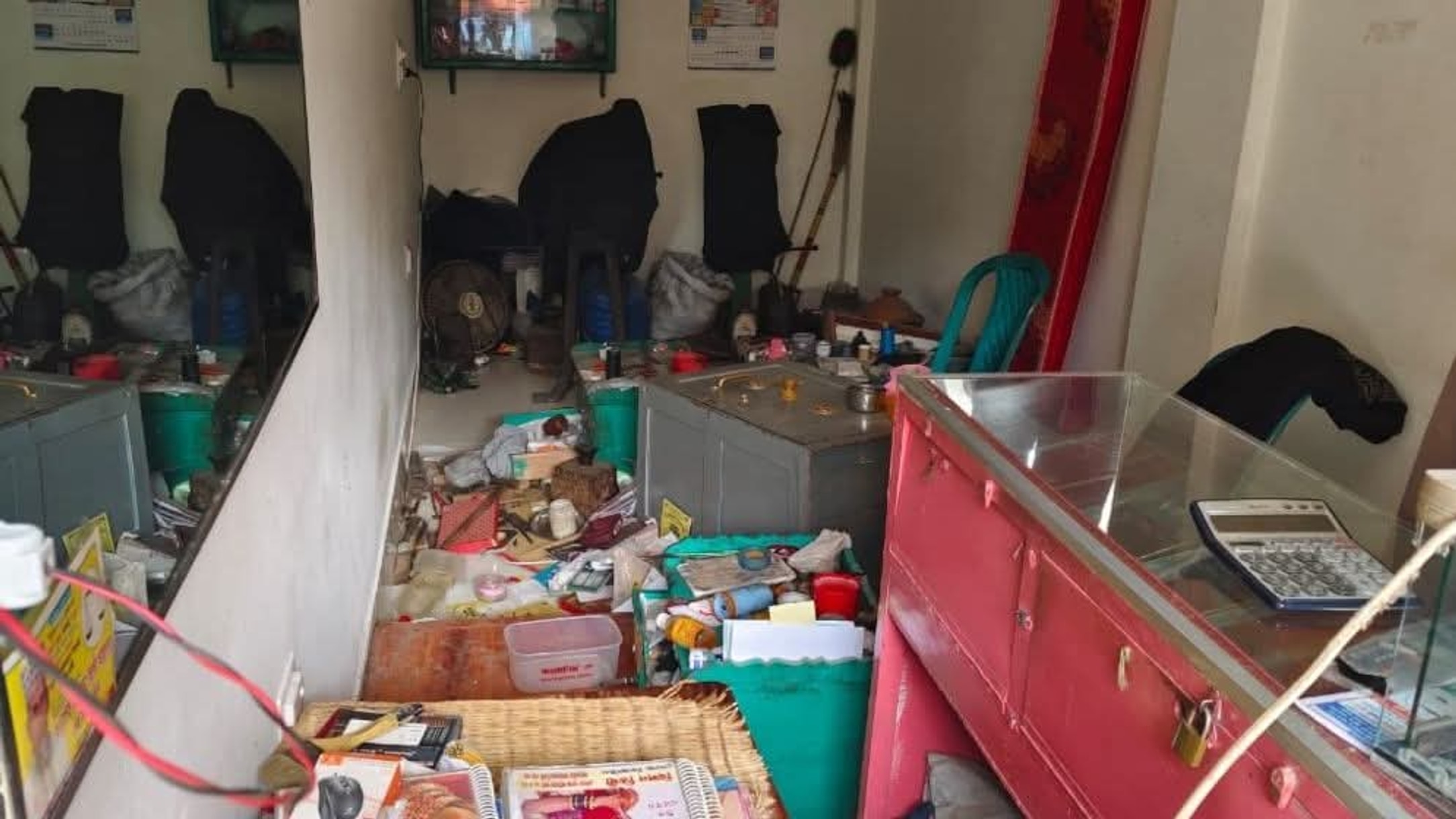 Robbers loot 5 jewelry shops and 3 homes in Pabna's Bhangura