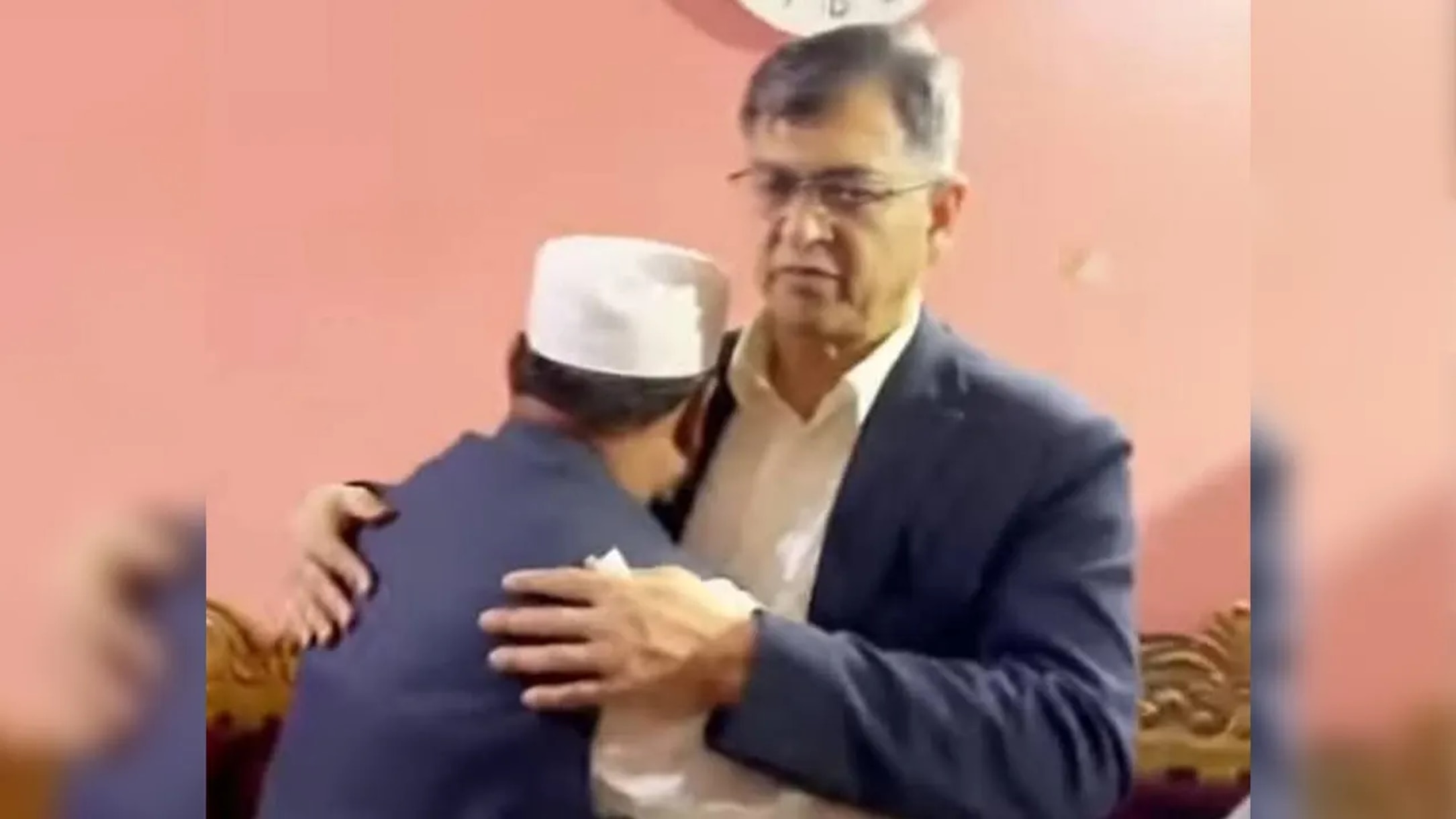 BNP leader Salahuddin Ahmed visits Jamaat rival's home in Chakaria