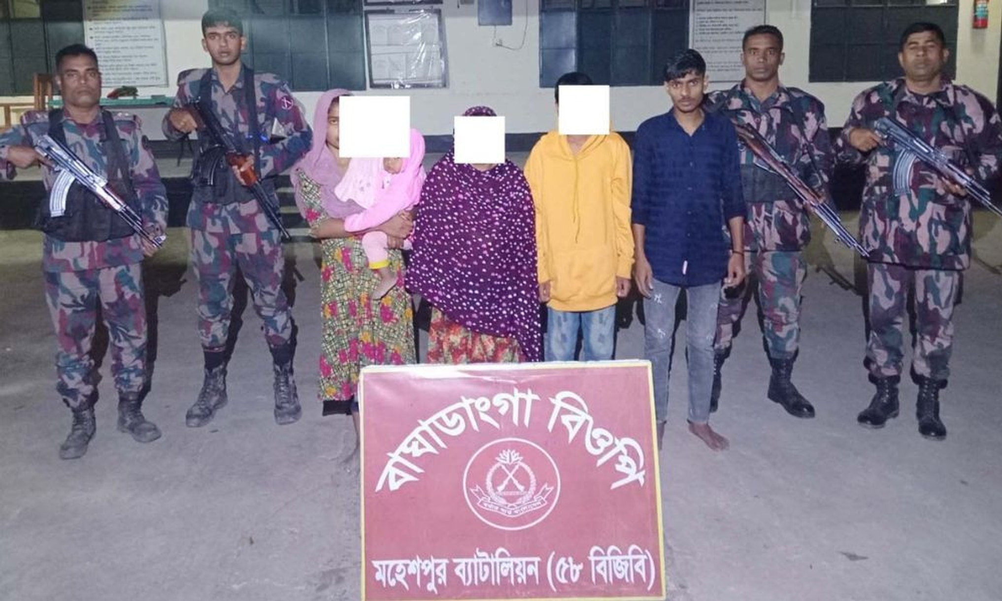 মহেশপুর সীমান্তে নারী-শিশুসহ আটক ১৩