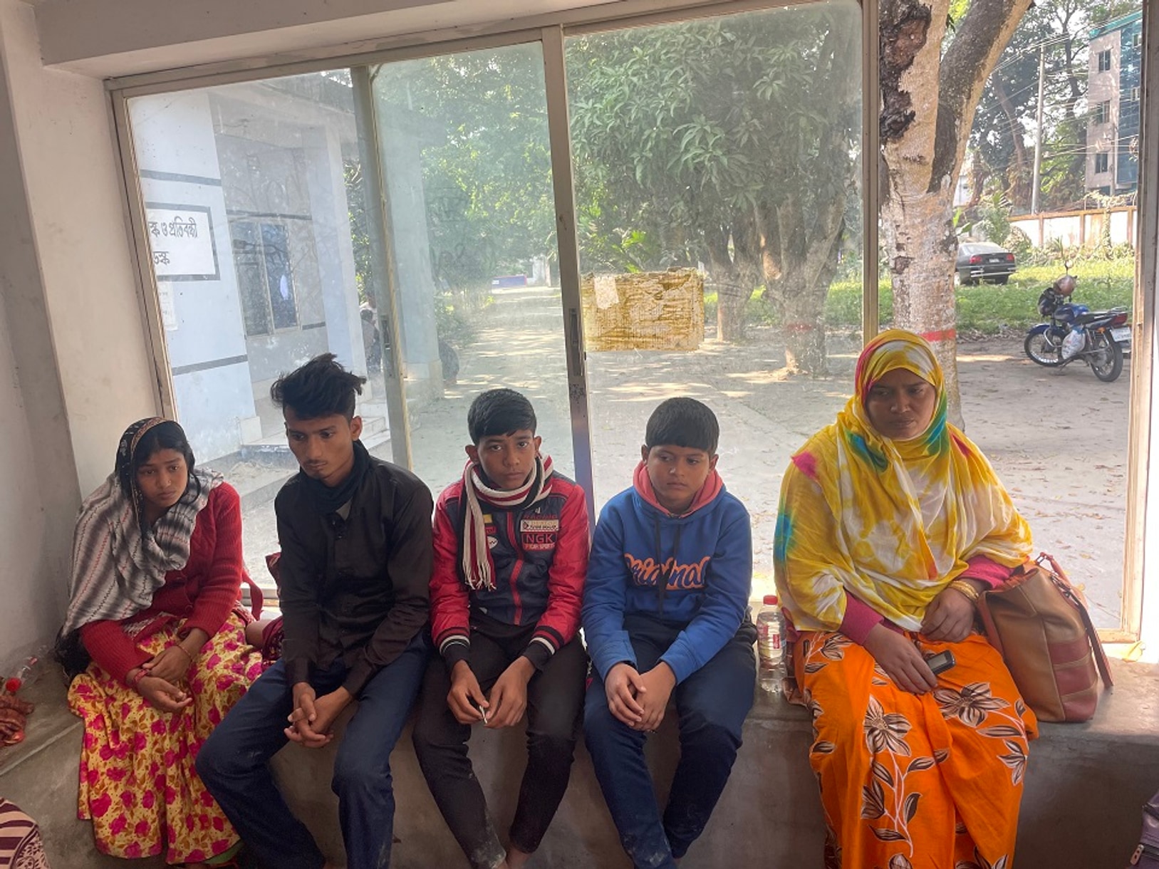চৌগাছা সীমান্ত থেকে নারী শিশুসহ দশ জন আটক