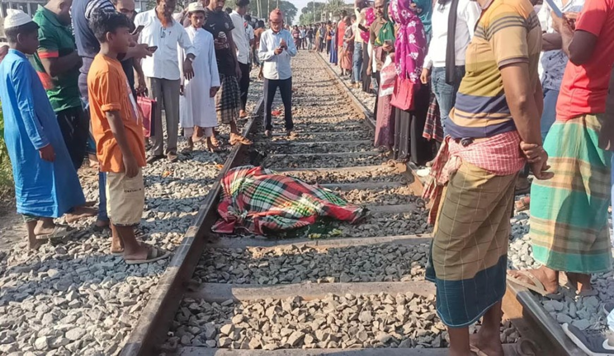 Woman struck and killed by train at Jhenaidah's Barobazar