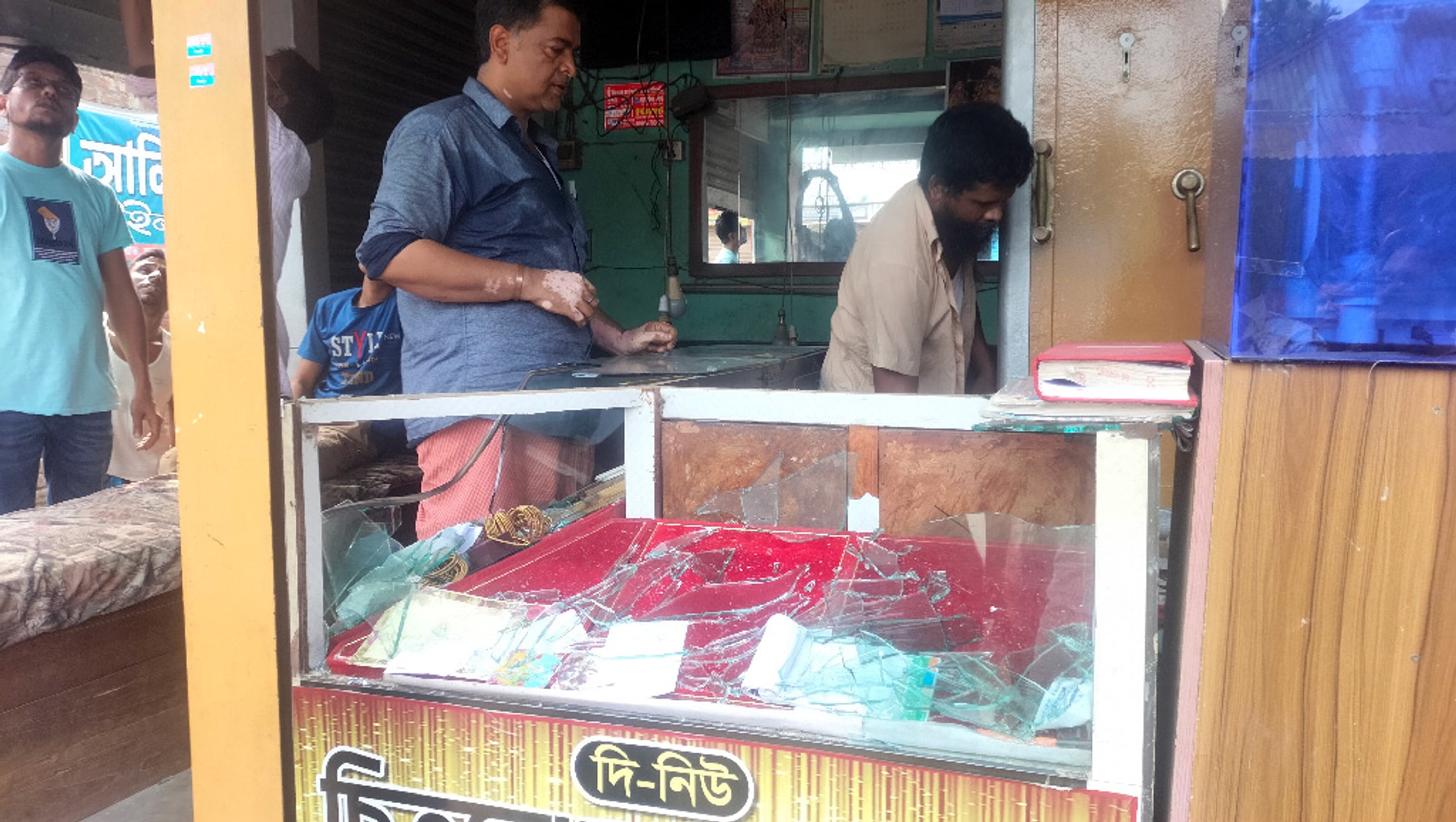 Jewelry store attacked in Bhurungamari; owner alleges 12 bhori of gold stolen