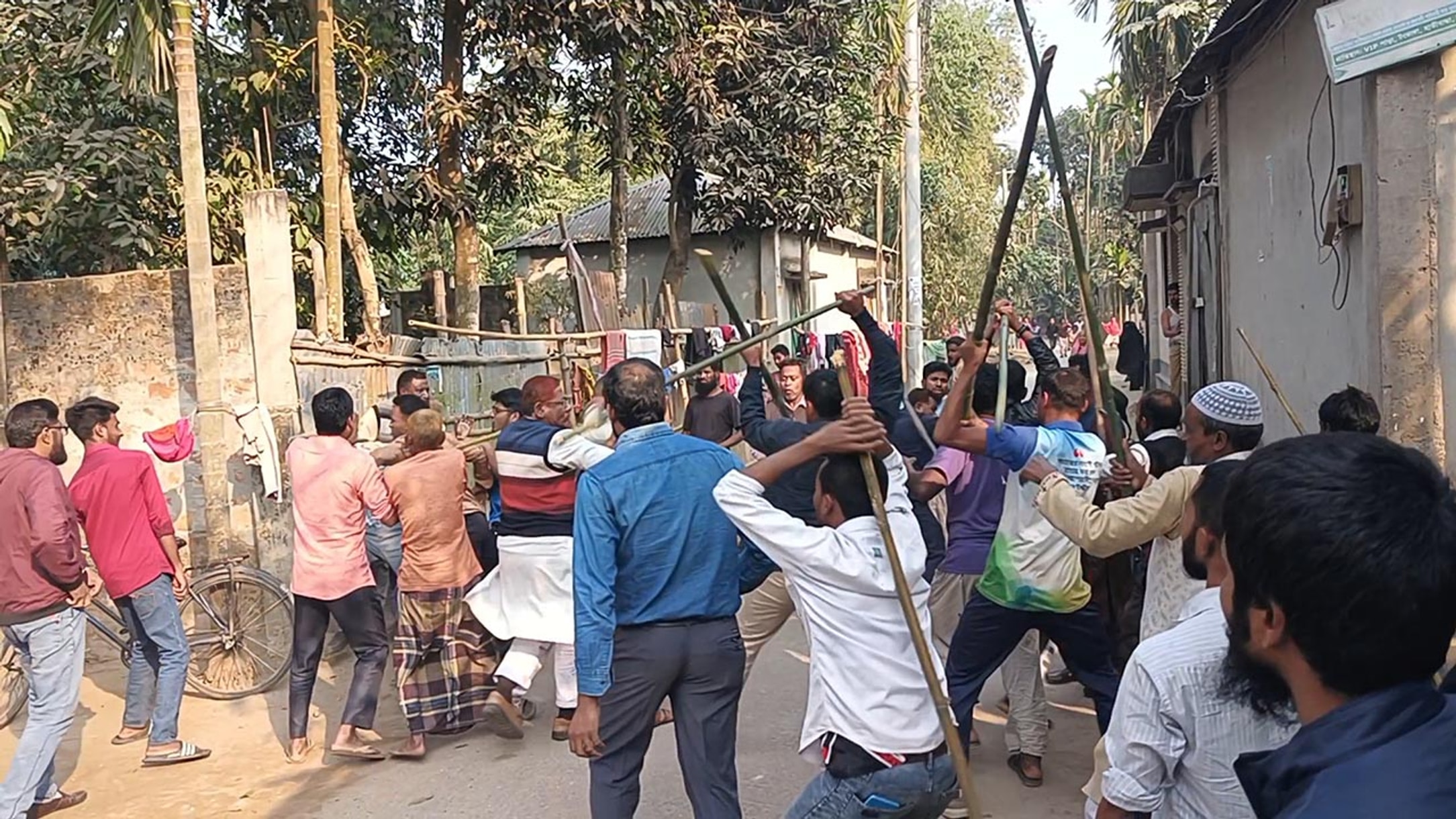 BNP-Jamaat clash in Lalmonirhat injures 20 during campaign