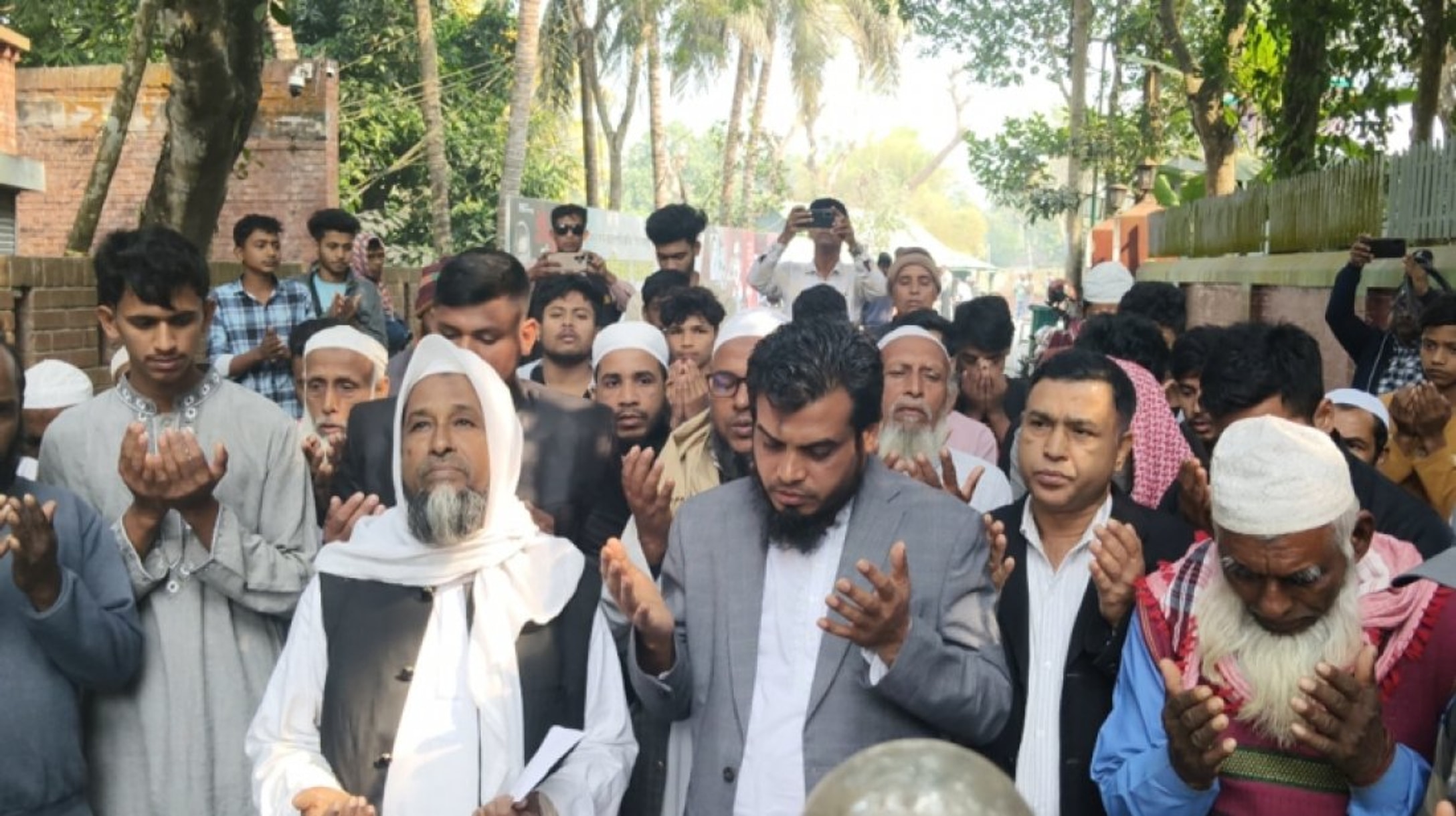শেখ মুজিবের কবর জিয়ারত করে ভোটের প্রচারণা শুরু বিএনপি নেতার