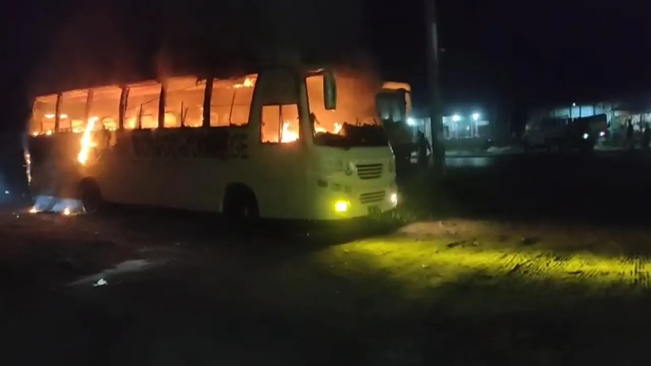 পাম্পে দাঁড়িয়ে থাকা স্কুলবাসে আগুন