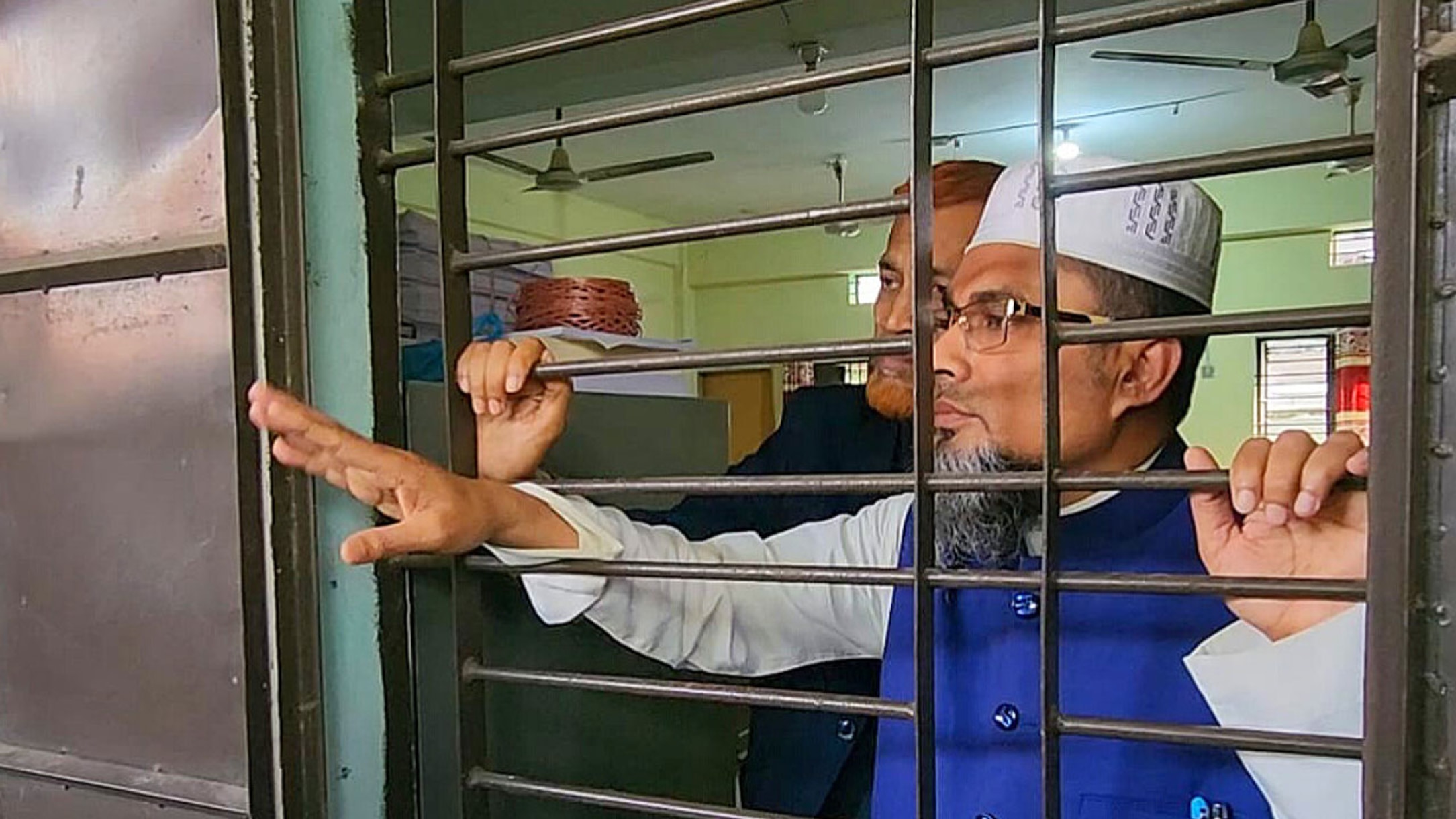 Jamaat workers block candidate's withdrawal in Sunamganj-1