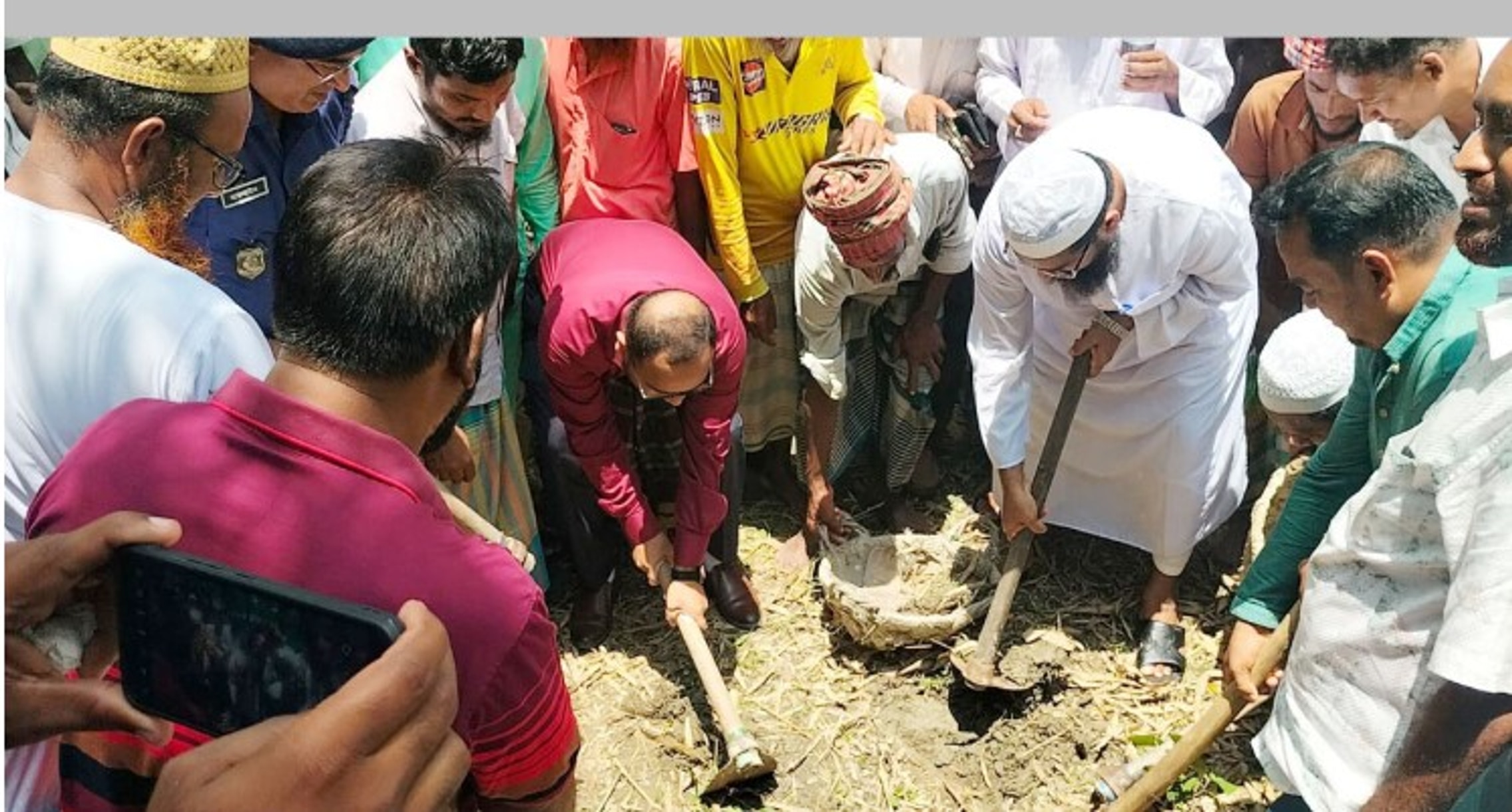 আমতলীতে খাল খনন কাজের উদ্ধোধন করলেন এমপি অলি