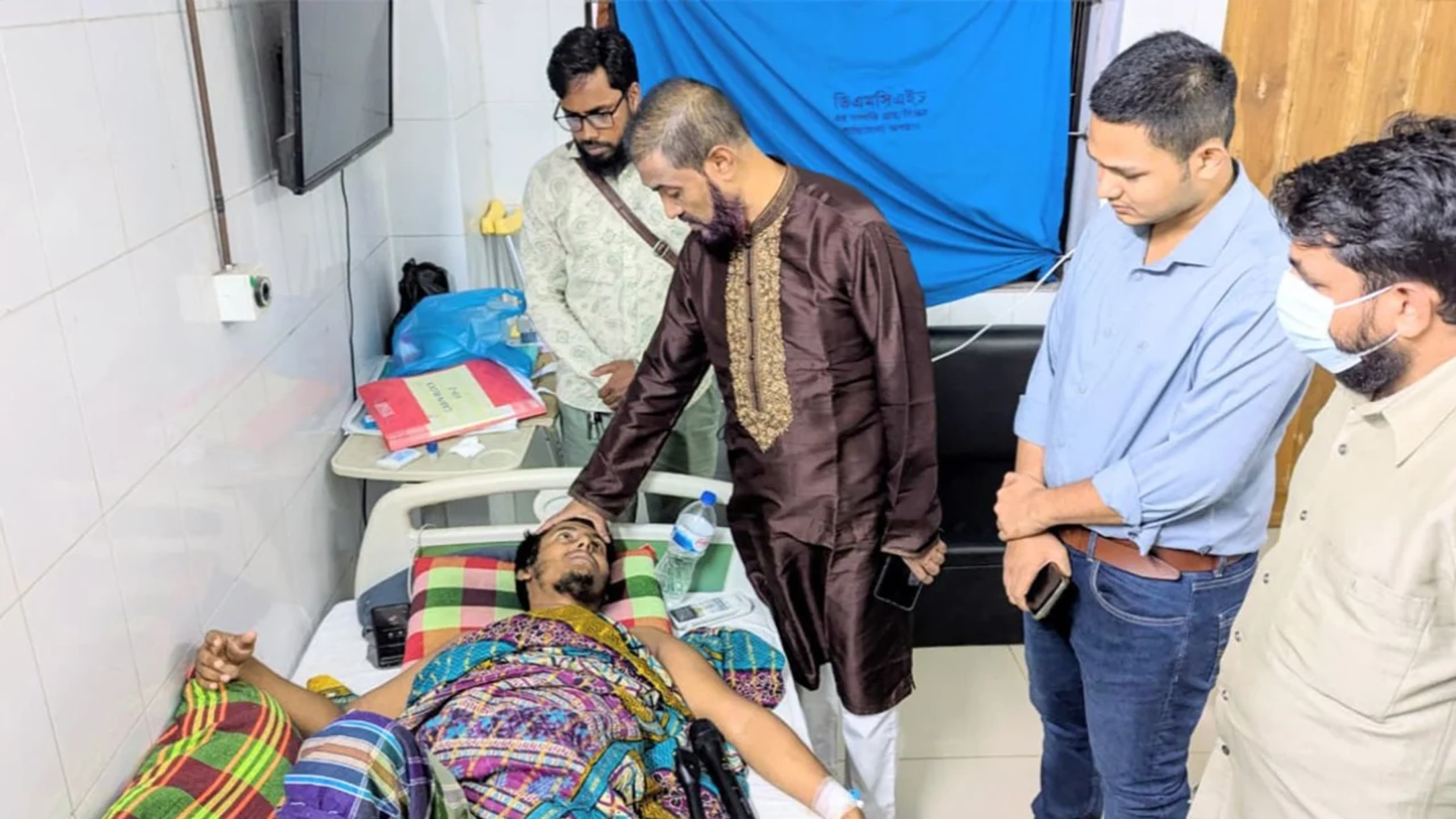 Jamaat leader visits injured journalist Imran Hossain in hospital
