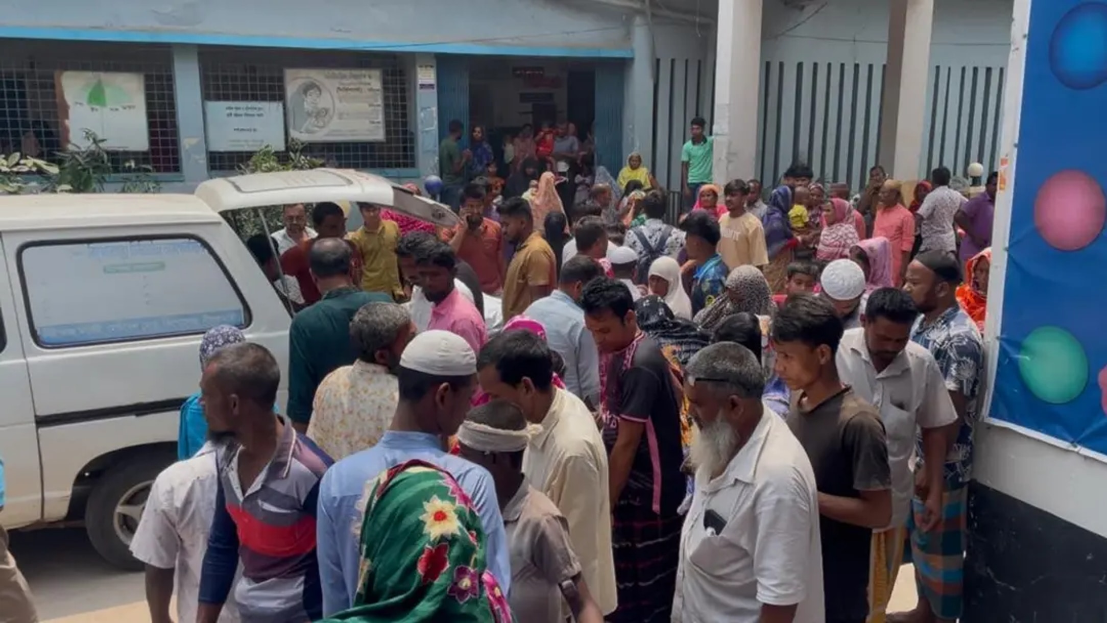 নীলফামারীতে বালুবোঝাই ট্রাক্টরের ধাক্কায় ভ্যানচালকের মৃত্যু