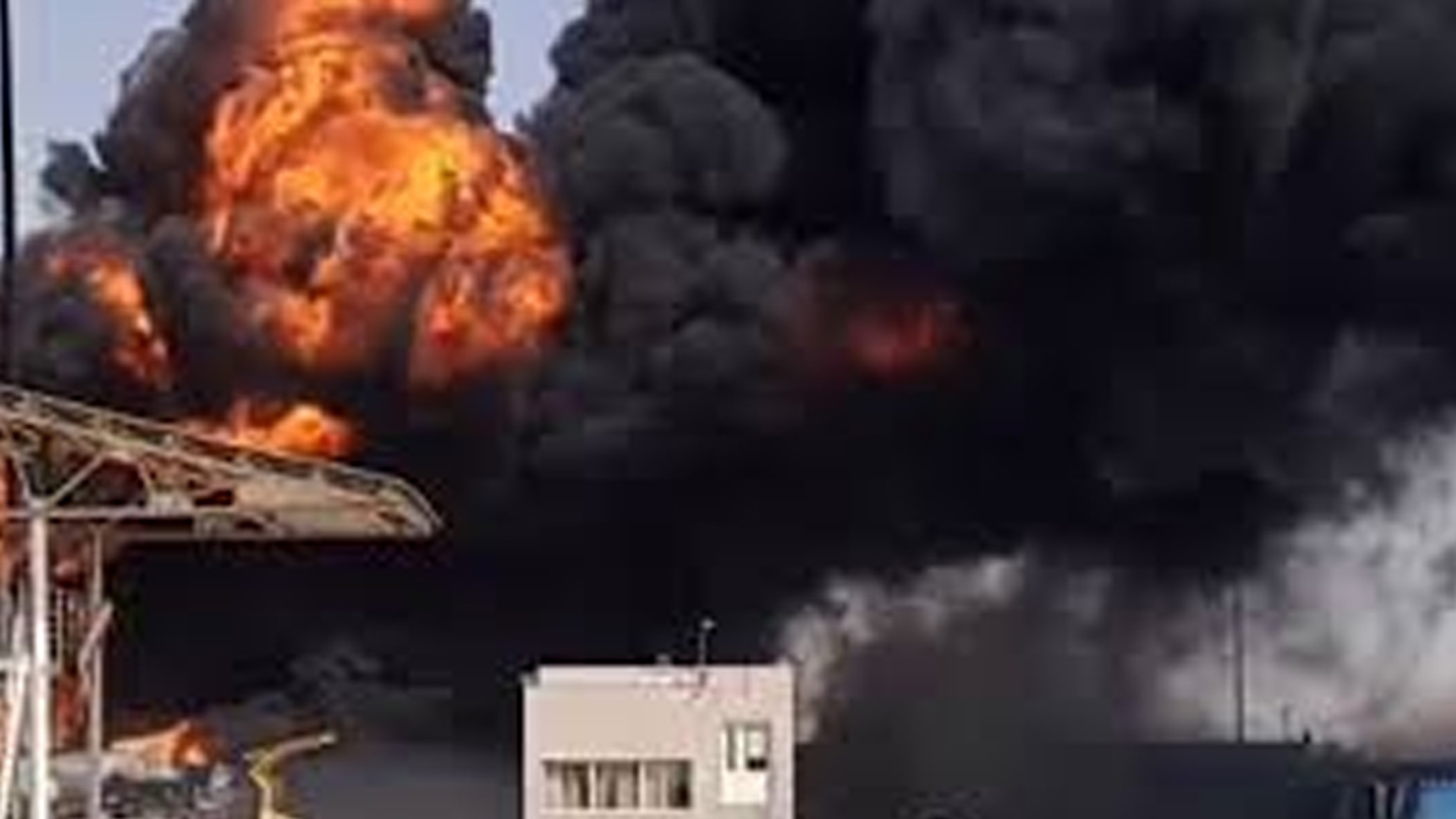 Massive fire breaks out at glue factory in Iran