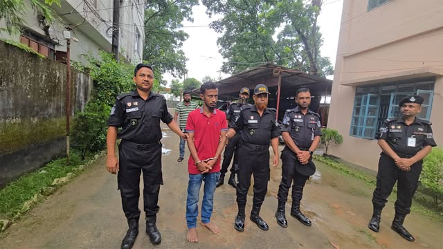 ফেনীতে গৃহবধূ কাজল হত্যাকাণ্ডে প্রতিবেশী যুবক গ্রেফতার