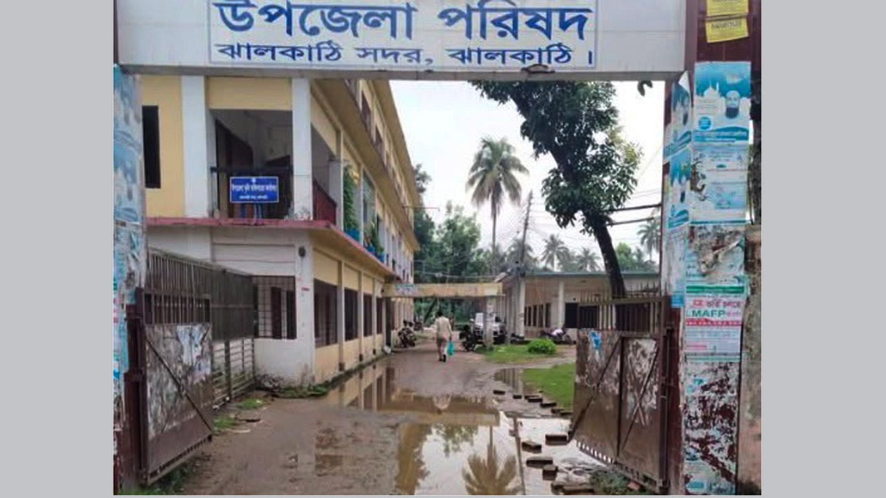 ঝালকাঠি সদর উপজেলা পরিষদের প্রবেশপথে বৃষ্টিতেই জলাবদ্ধতা, ভোগান্তিতে সাধারণ মানুষ