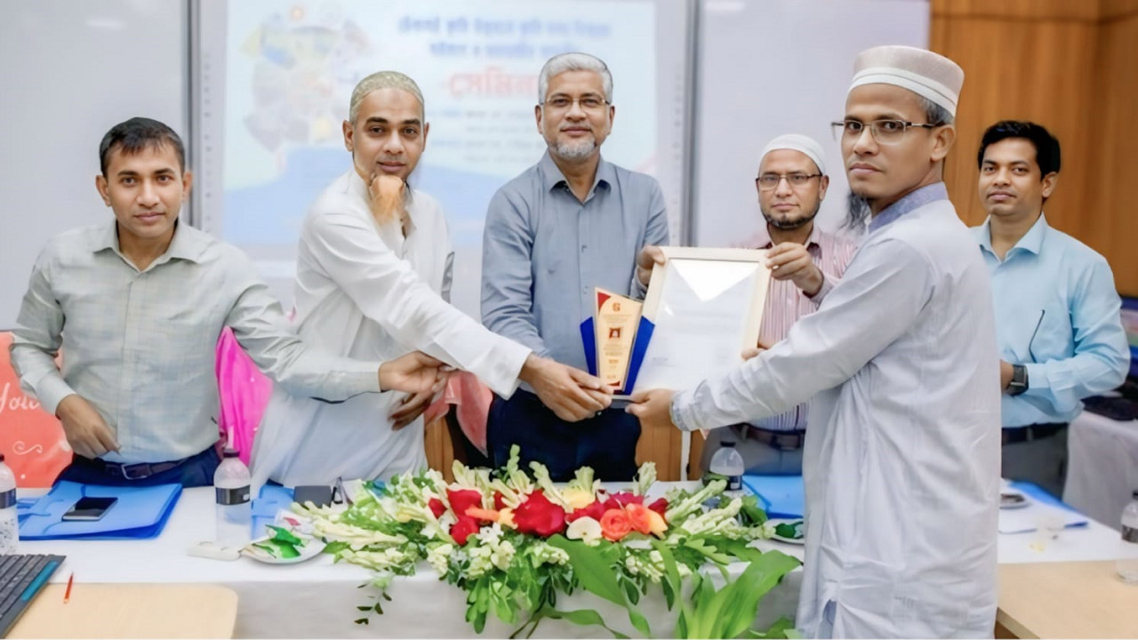 বগুড়া অঞ্চলে সর্বোচ্চ গ্রাহক সংগ্রহের স্বীকৃতি পুরস্কার পেলেন নন্দীগ্রাম উপজেলা কৃষি অফিসার