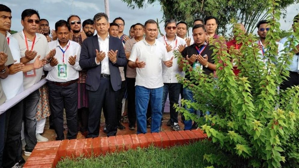 শহীদ ওয়াসিমের কবর জিয়ারত করেছেন প্রধানমন্ত্রী