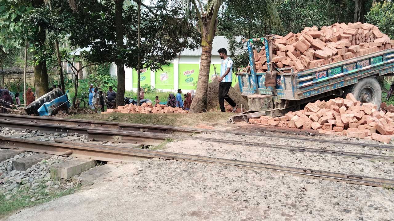 সৈয়দপুরে ট্রেনের সাথে ইটবোঝাই ট্রলির সংঘর্ষে চালক নিহত, আহত ১