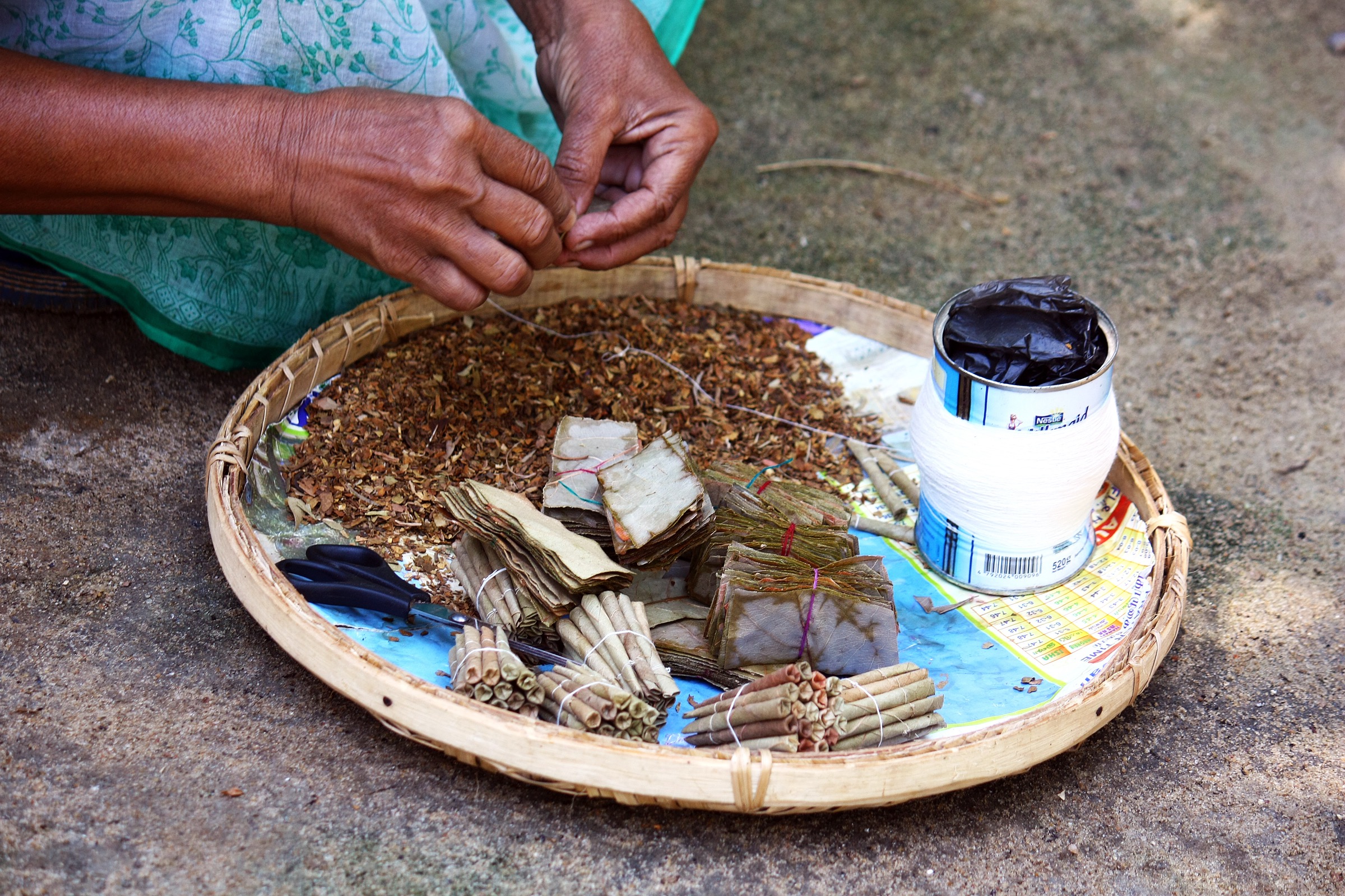 হাতে বিড়ি তৈরির দৃশ্য — প্রতীকী ছবি