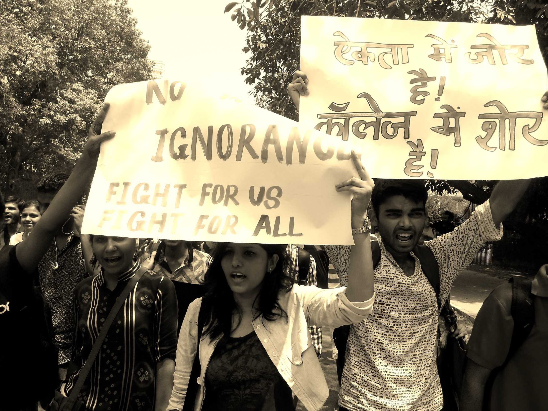 প্ল্যাকার্ড হাতে তরুণ বিক্ষোভকারীরা — প্রতীকী ছবি