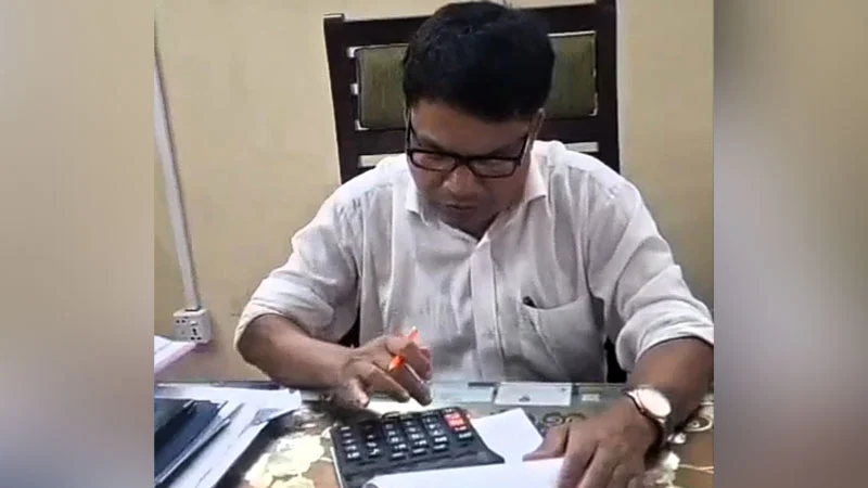‘ঘুষ নেওয়ার’ ভিডিও ভাইরাল: সেই প্রকল্প বাস্তবায়ন কর্মকর্তাকে বদলি
