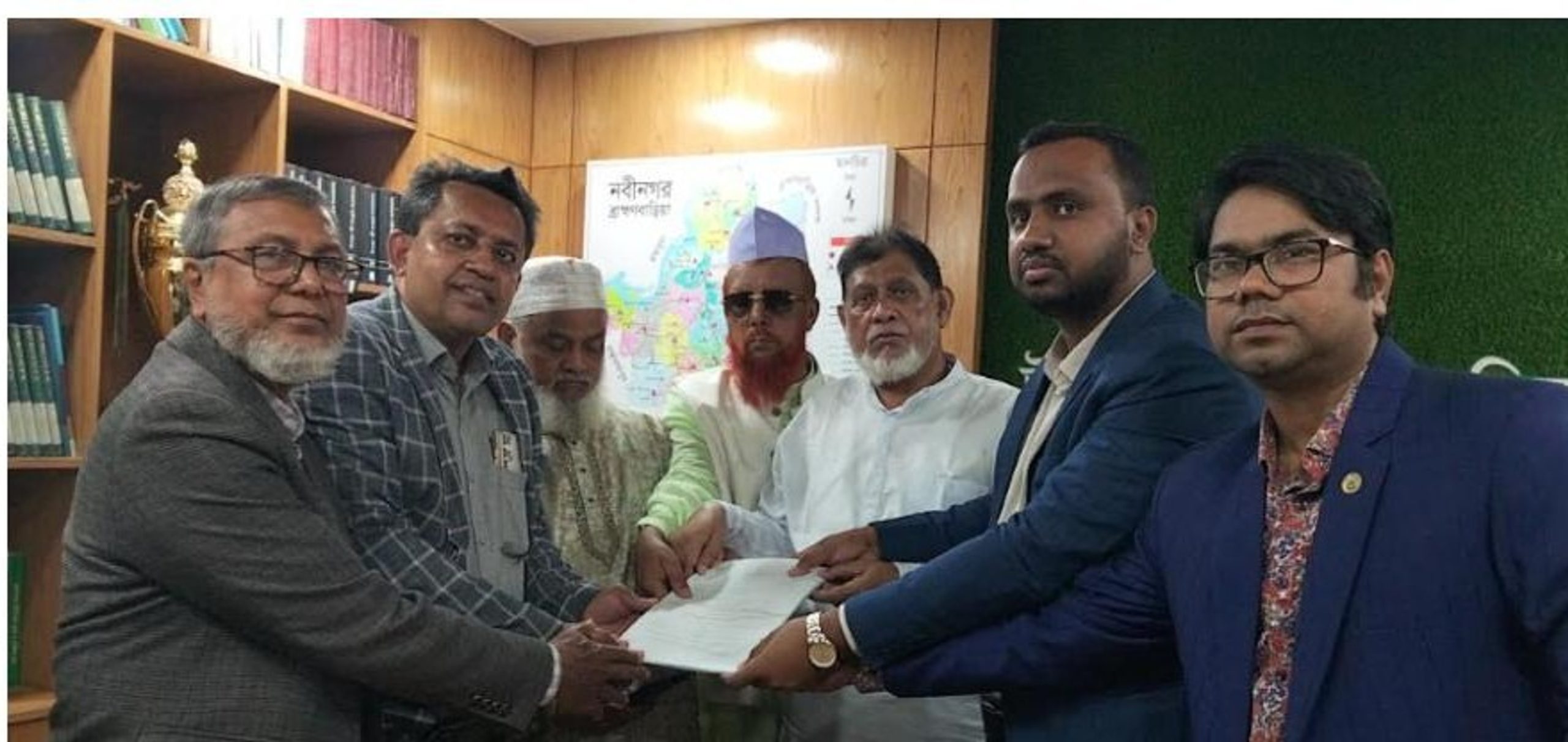 দেশ কাজী নাজমুল হোসেন তাপসের মনোনয়নপত্র সংগ্রহ