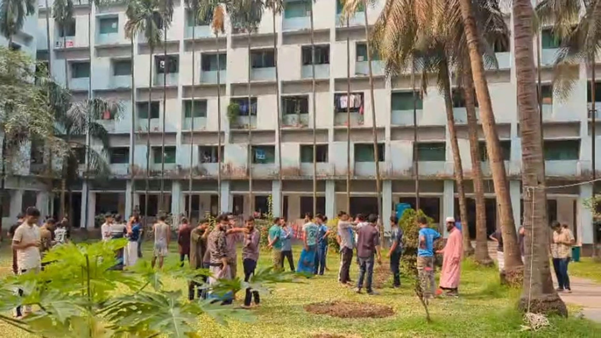 Earthquake injures 10 Dhaka University students fleeing dorms