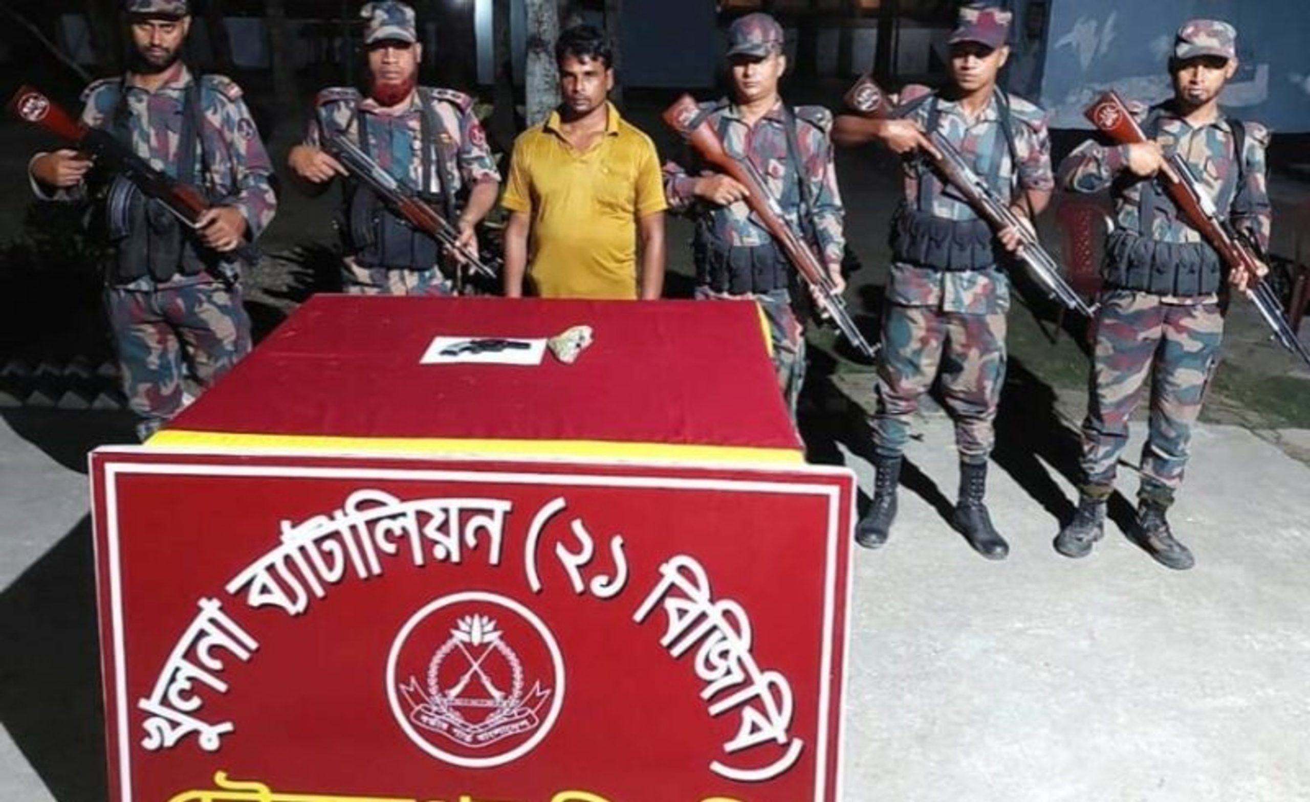 BGB recovers pistol from paddy storehouse in Benapole, 1 detained