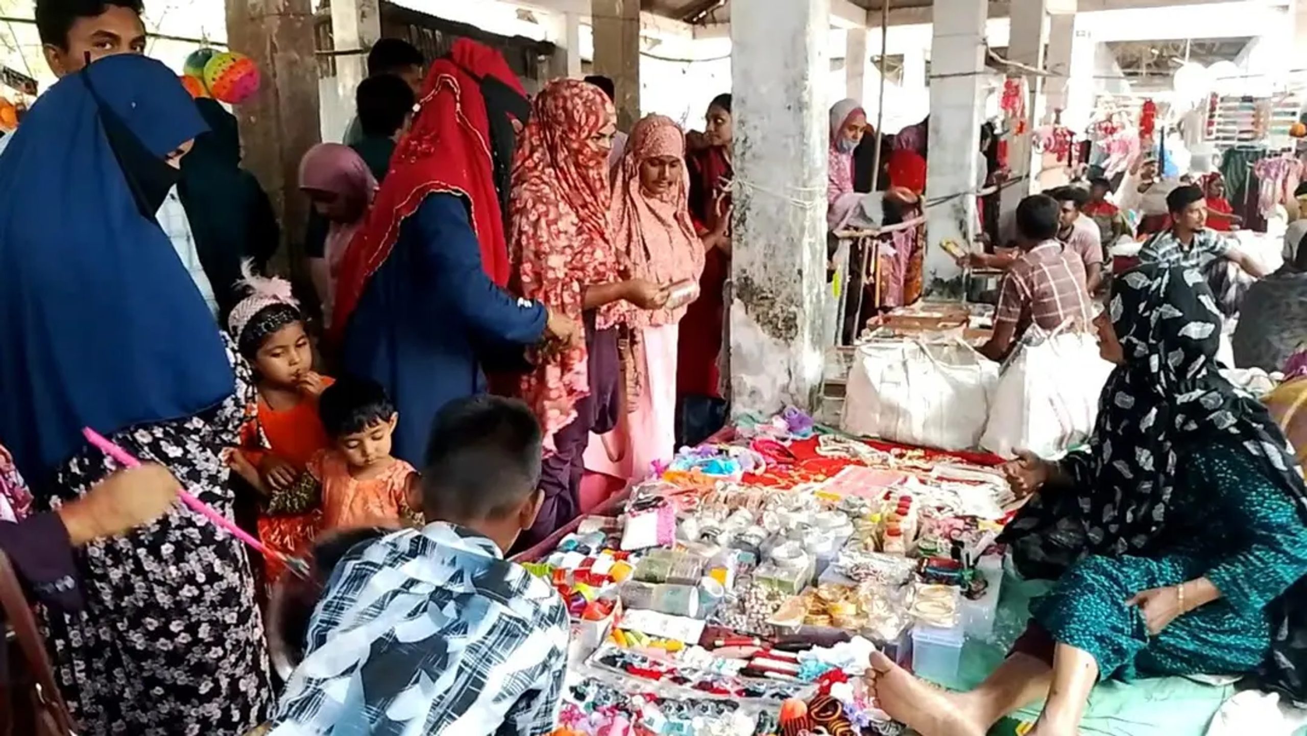Folk traditions fill Chilmari as 'Bou Mela' draws crowds