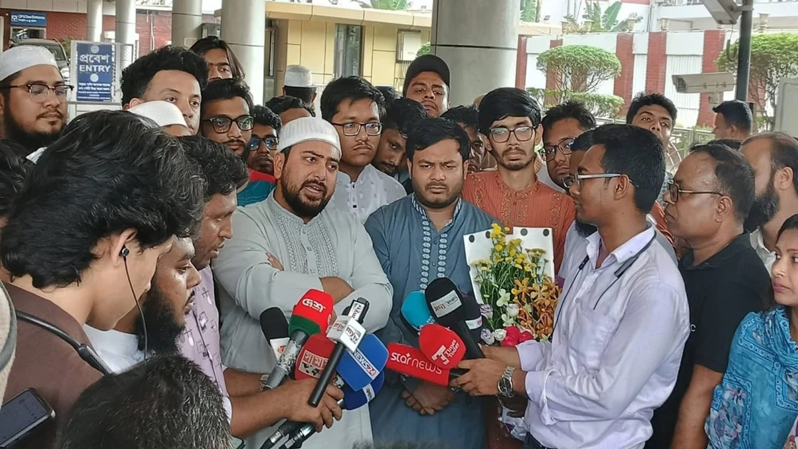 ড. ইউনূসকে রাজপথে নামার আহ্বান নাহিদ ইসলামের