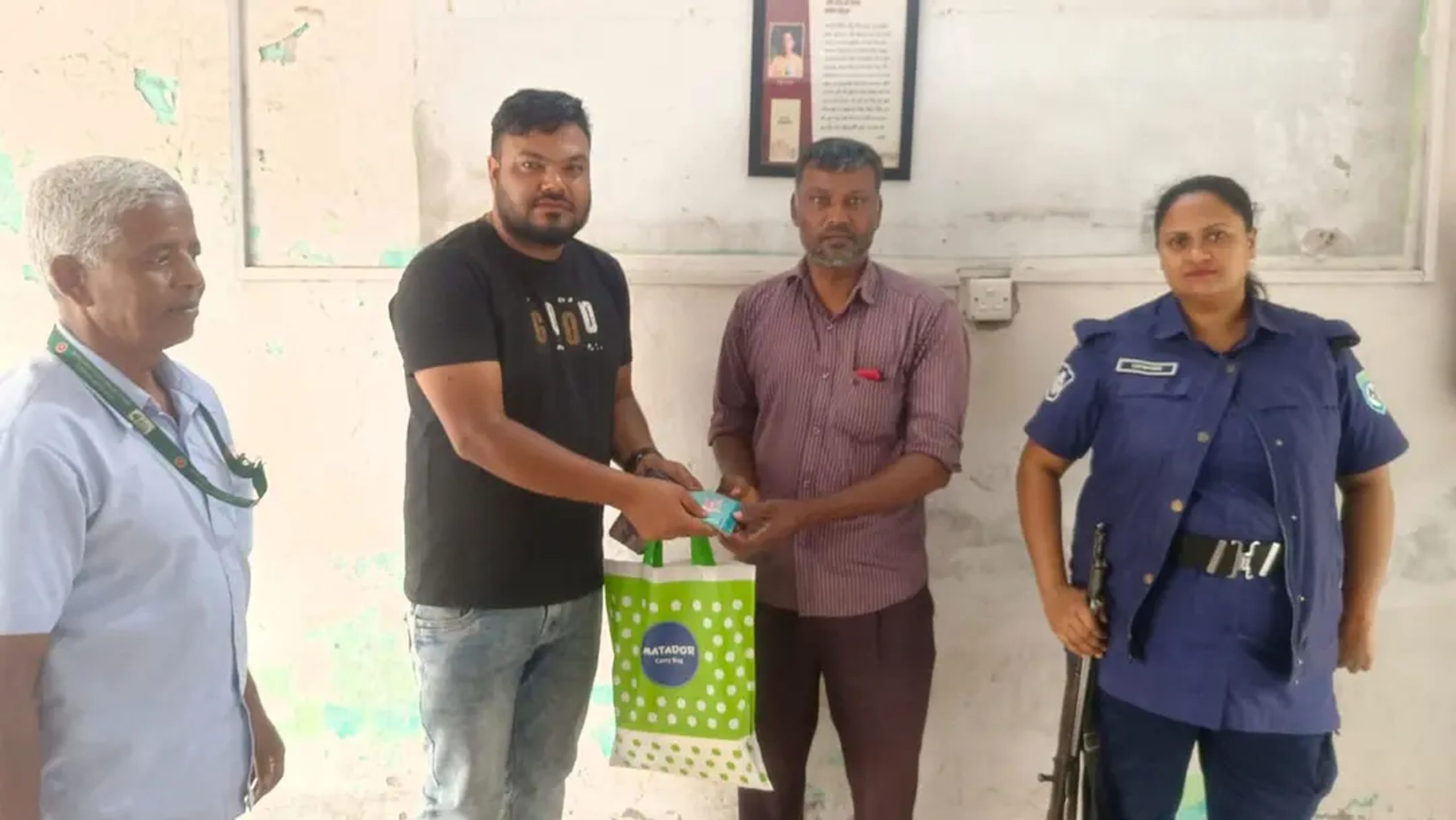 Nilphamari constable returns wallet of cash to its owner