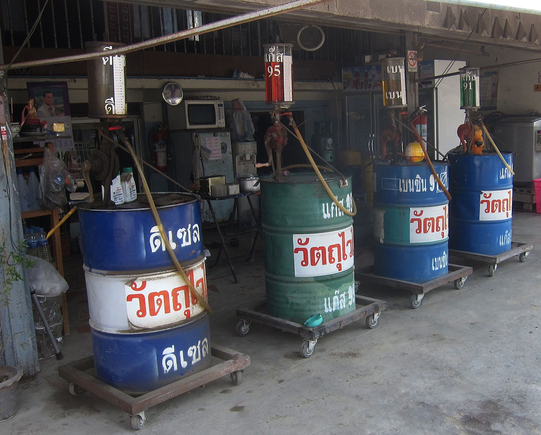 Police seize 2,500 liters of fuel in Pabna, detain 2