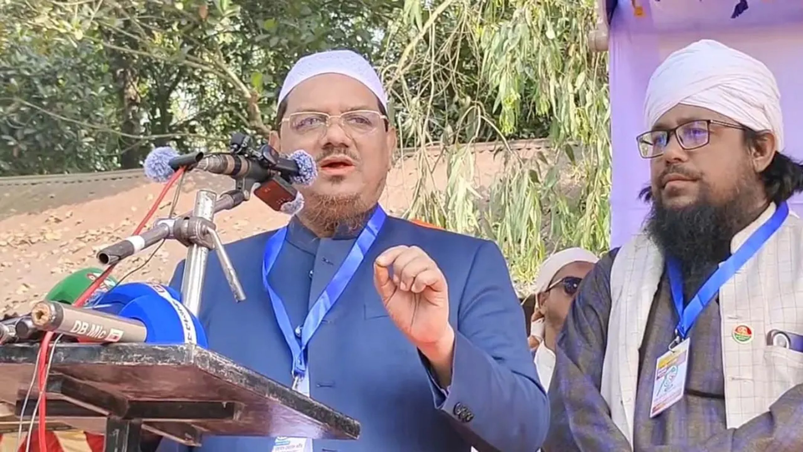 Charmonai pir condemns Jamaat chief for selfies with women at rally
