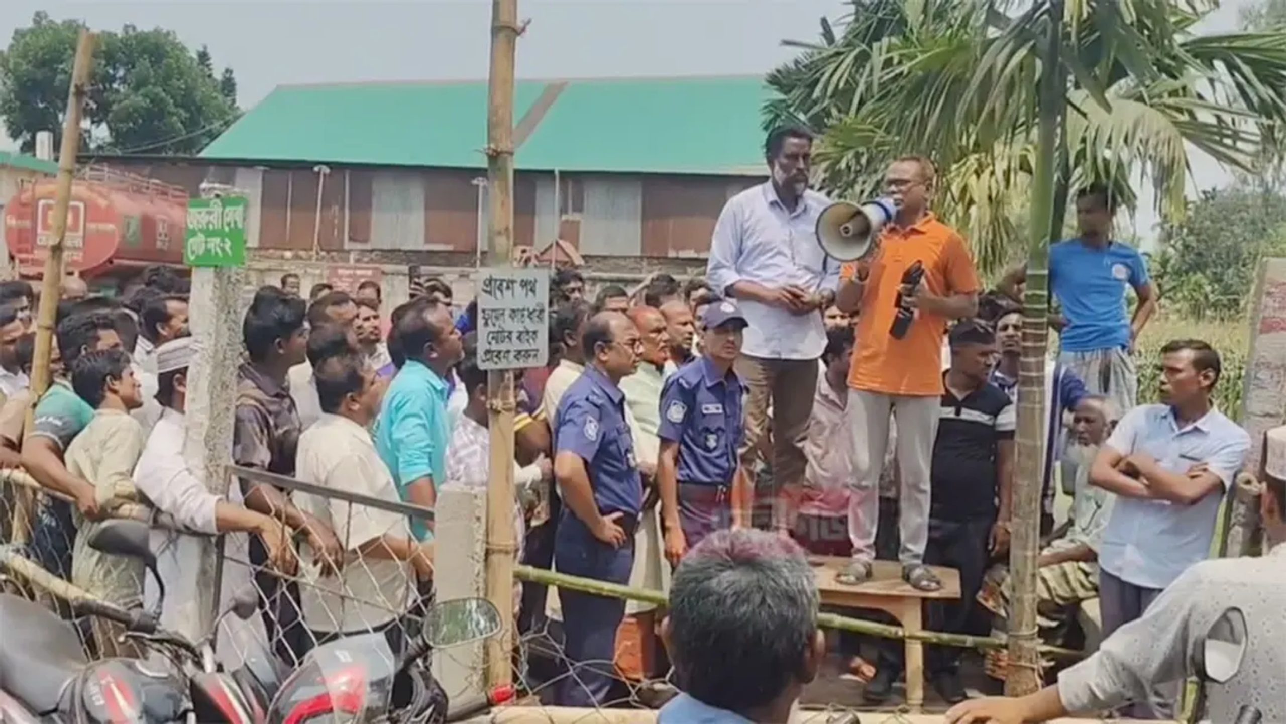 কাগজপত্রবিহীন চালকদের লাইন থেকে সরে যেতে বলায় ইউএনওকে ধাওয়া