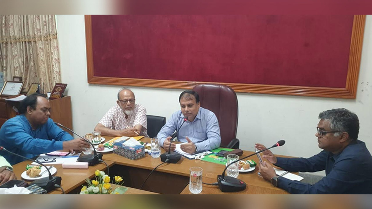 রাজশাহীর সিল্ক  দ্রুত ও নিরাপদে পৌঁছে দেবে ডাক বিভাগ