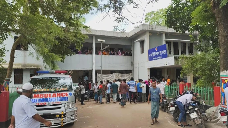 লক্ষ্মীপুরে ৩ মেয়েসহ মাকে কুপিয়ে হত্যা, গণপিটুনিতে অভিযুক্ত নিহত