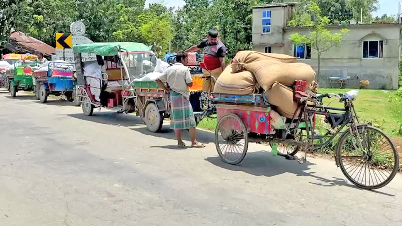 হিলিতে পরিত্যক্ত অবস্থায় ১০০ বস্তা ছোলা-সরিষা উদ্ধার