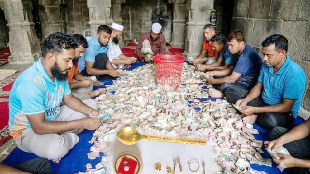 মসজিদের দানবাক্সে স্বর্ণের চামচসহ পৌনে ১৩ লাখ টাকা