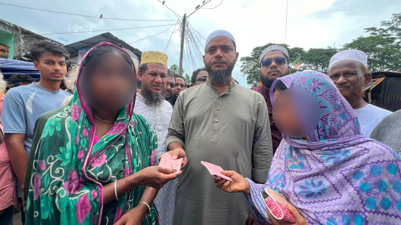 বাউফলে আগুনে ক্ষতিগ্রস্ত ব্যবসায়ীদের পাশে দাঁড়ালেন ড. মাসুদ
