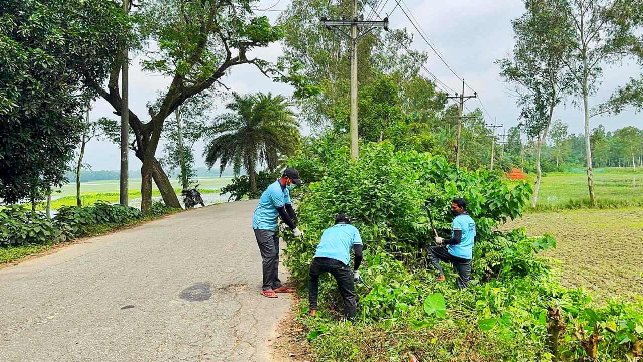 দুর্ঘটনা ঠেকাতে স্বেচ্ছাশ্রমে সড়কের ঝোপঝাড় পরিষ্কার