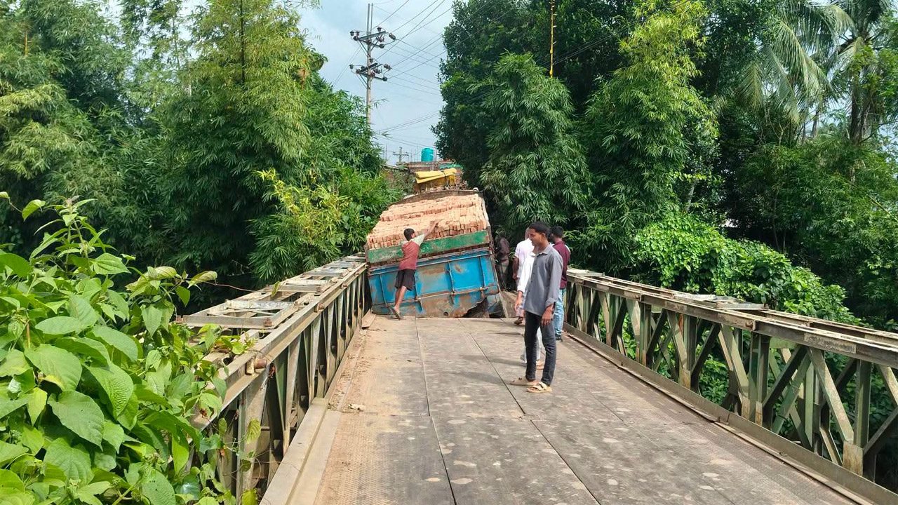 ব্রিজ ভেঙ্গে কাউখালী-চট্টগ্রাম সড়ক যোগাযোগ বিচ্ছিন্ন