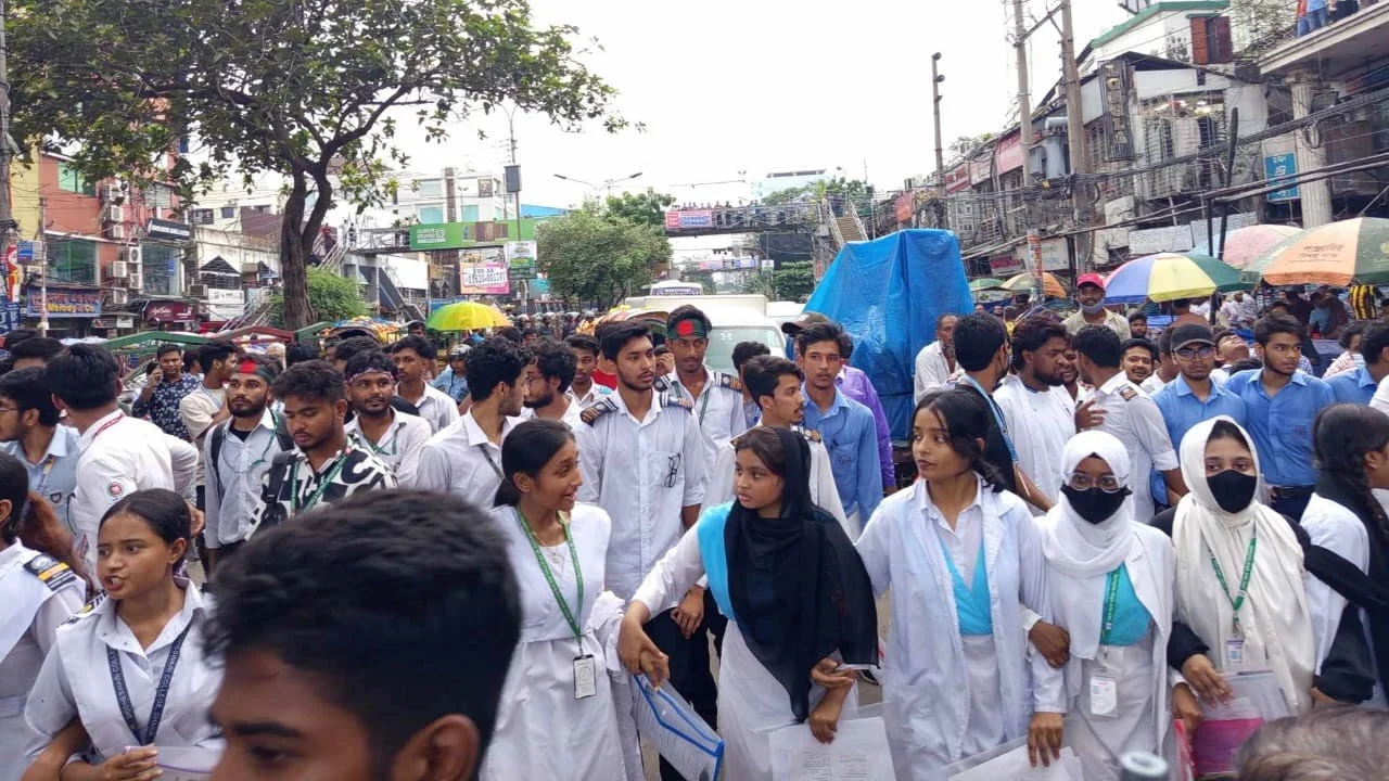 শিক্ষামন্ত্রীর পদত্যাগসহ ৬ দফা দাবিতে সচিবালয় অভিমুখে এইচএসসি পরীক্ষার্থীরা