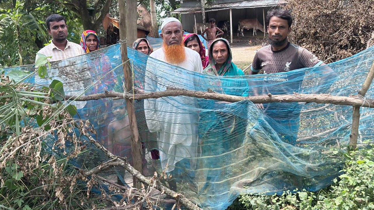 তাড়াশে যাতায়াতের রাস্তায় বন্ধ করল প্রভাবশালী প্রতিবেশী, ২ পরিবার অবরুদ্ধ