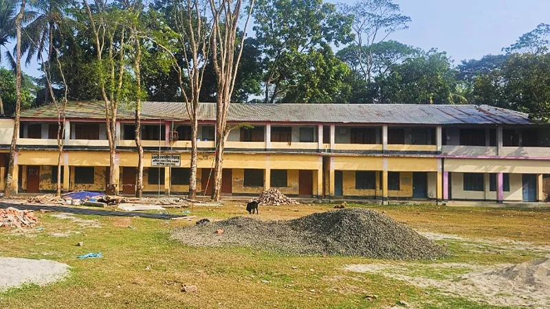 শ্রেণিকক্ষে ঢুকে ৩ শিক্ষার্থীকে  পেটানোর অভিযোগ