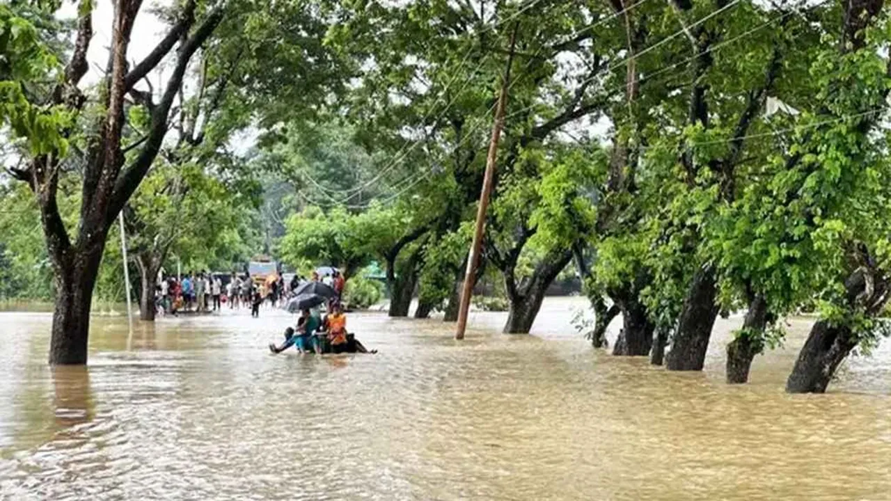 বন্যায় ক্ষতিগ্রস্ত ৬ লাখের বেশি মানুষ, প্রাণহানি বেড়ে ৫৪
