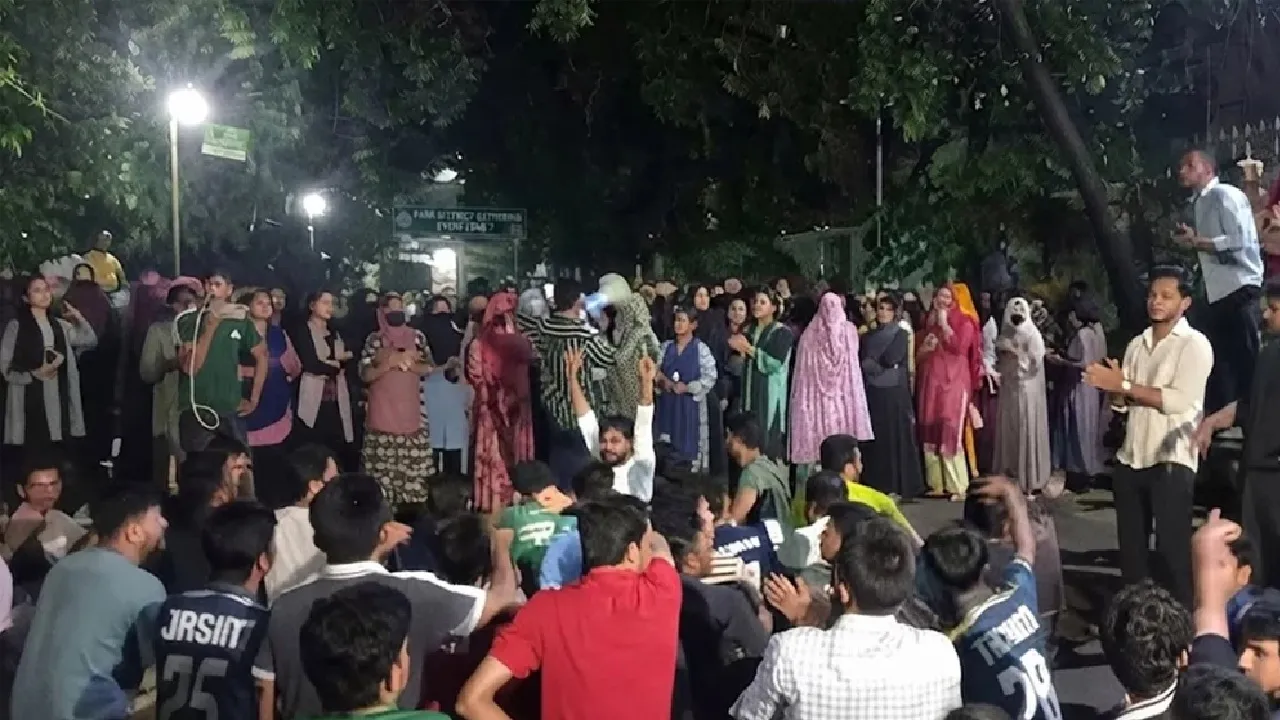হল ফি কমানোর দাবিতে তিতুমীর কলেজ শিক্ষার্থীদের বিক্ষোভ