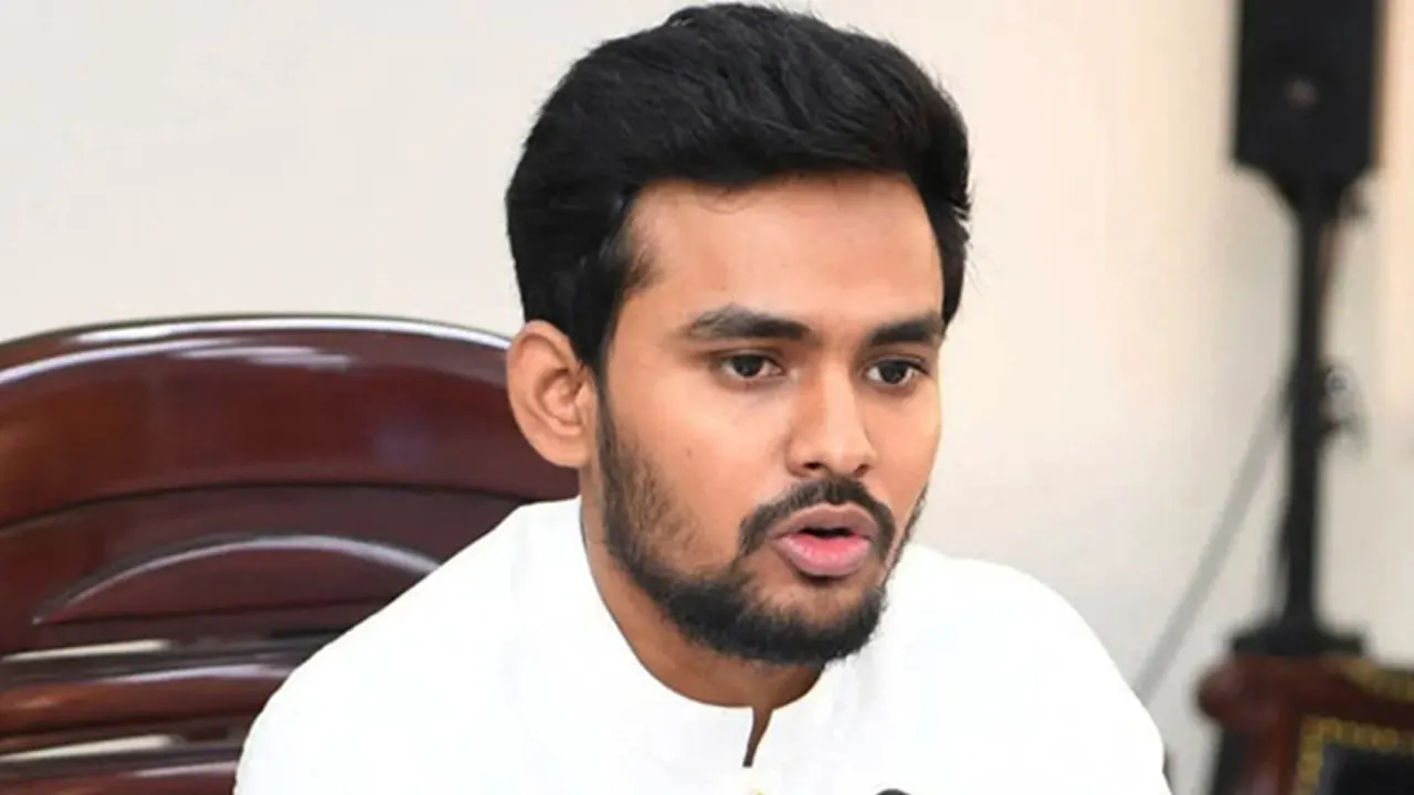 আমাদের আপনাদের মতো বালুর ট্রাক দিয়ে আটকে ফেলা যাবে না